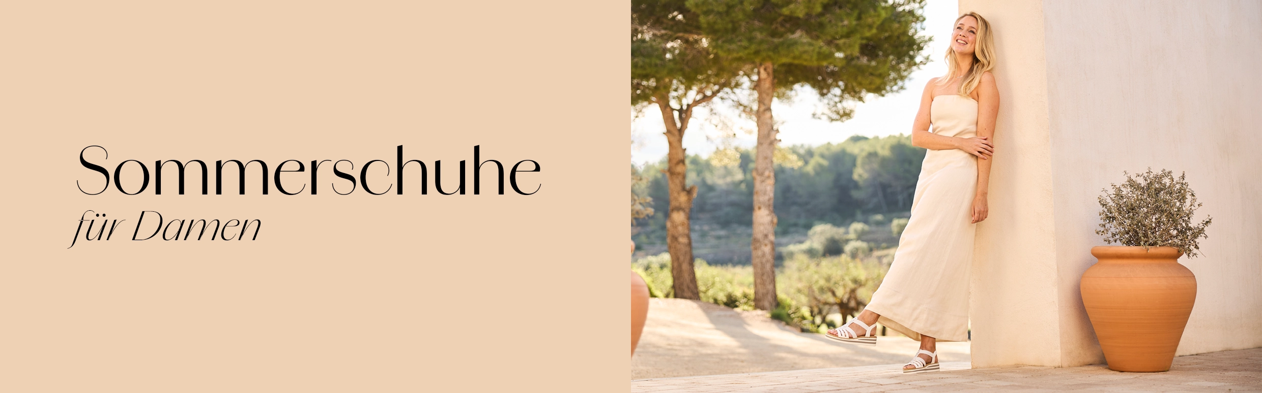 Frau trägt Sommerschuhe in schöner Umgebung Frau trägt Sommerschuhe in schöner Umgebung