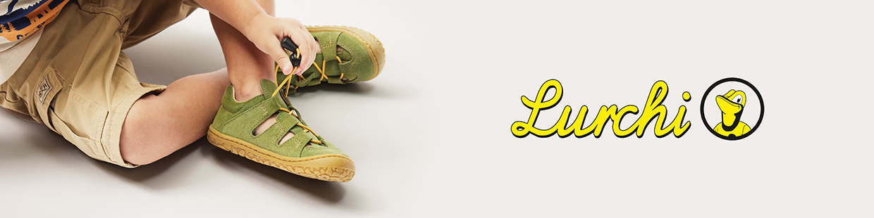 Kind sitzt auf den Boden und trägt Sandalen von Lurchi Kind sitzt auf den Boden und trägt Sandalen von Lurchi